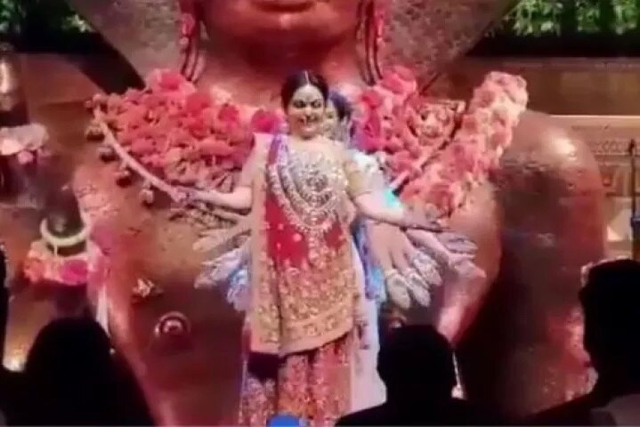54 વર્ષિય નીતા અંબાણીનો આ લુક બહુ જ ચર્ચાનો વિષય બન્યો હતો. આ સાથે આ ગ્રાન્ડ સગાઈનો એક વીડિયો પણ સોશિયલ મીડિયામાં વાયરલ થયો હતો. 