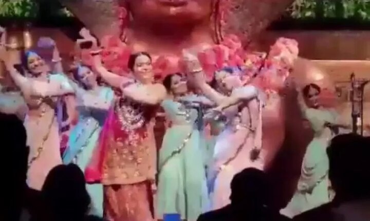 ડાન્સ વીડિયોની સાથે નીતા અંબાણીની પુત્રી ઈશા અંબાણી ભાઈ આકાશ અને થનાર ભાભી શ્લોકા મહેતાની સાથે ગુજરાતી પરંપરા પ્રમાણે વિધીનો વીડિયો પણ વાયરલ થયો હતો. જોકે નીતા અંબાણીએ પોતાના ડાન્સ અને લુકથી હાજર બધાંને પોતાની તરફ આકર્ષિત કર્યા હતાં.