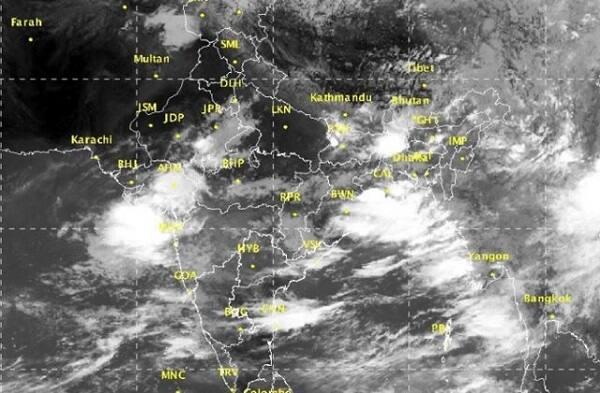 નવી દિલ્હી: હવામાન વિભાગે આગામી 2 દિવસ સુધીમાં 16 રાજ્યોમાં ભારે વરસાદને લઇને એલર્ટ જાહેર કર્યું છે. હવામાન વિભાગે ઉત્તર અને ઉત્તર પશ્ચિમી રાજ્યોમાં થયેલ ભારે વરસાદ બાદ આ જાણકારી આપી છે. દિલ્હીમાં આગામી ત્રણ દિવસોમાં ભારે વરસાદની ચેતવણી આપવામાં આવી છે. દેશમાં 17 દિવસ પહેલા જ ચોમાસાનું આગમન થયું છે. 