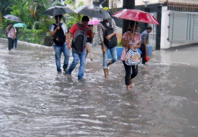 હવામાન વિભાગે 19 રાજ્યોમાં ભારે વરસાદને લઇને એલર્ટ જાહેર કર્યું છે. જેમાં ઉત્તરાખંડ, હરિયાણા, પંજાબ, દિલ્હી, હિમાચલ, જમ્મુ-કશ્મીર, પશ્ચિમી મધ્ય પ્રદેશ, ઉત્તરી ગુજરાત, તટીય અને દક્ષિણી કર્ણાટક, મહારાષ્ટ્રનું કોંકણ, ગોવા, કેરલ, પૂર્વી અને પશ્ચિમી રાજસ્થાન, અરૂણાચલ પ્રદેશ, અસમ, મેઘાલય, બંગાળ, સિક્કિમ અને તેલંગાણા શામેલ છે.