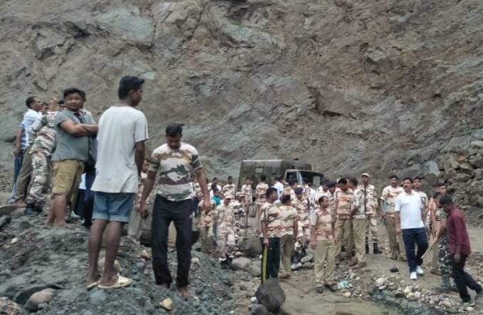 સેનાની રેસ્કયુ ટીમે ઘટનાસ્થળે પહોંચી બચાવ કામગીરી હાથ ધરી હતી. સૂત્રોને મળતી માહિતી મુજબ આ વિસ્તારમાં રોડની હાલત ઘણી ખરાબ છે.