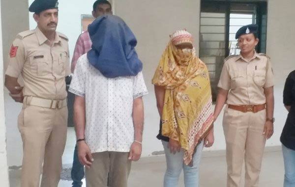 આ અંગેની વિગતો એવી છે કે, મોરબીની સ્વસ્તિક સોસાયટીમાં રહેતા અને સીરામિક ઉદ્યોગ સાથે સંકળાયેલા મનસુખભાઈ પ્રભુભાઈ આદ્રોજાને રમેશ દઢાણીયાએ મૂળ ધ્રોલની અને હાલ ઇન્દિરાનગરમાં રહેતી 24 વર્ષીય કાજલ હેમરાજ પરમાર સાથે પરિચય કરાવ્યો હતો અને પછી બંને વચ્ચે મિત્રતા થઈ ગઈ હતી.