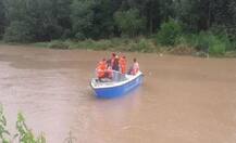 જમ્મુ-કાશ્મીરમાં ભારે વરસાદના કારણે પૂરની એલર્ટ, ત્રણના મોત, અમરનાથ યાત્રા સ્થગિત