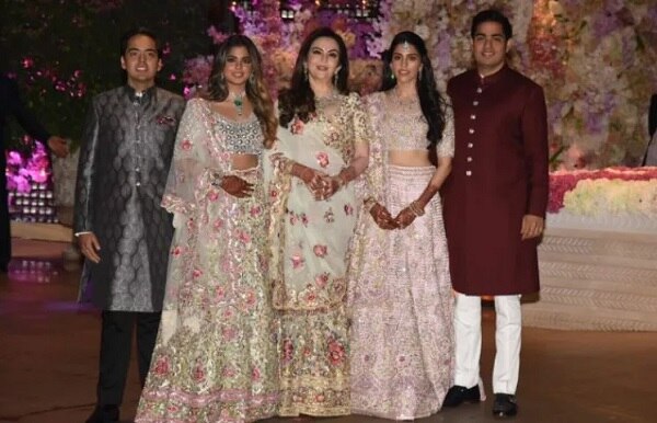 મુંબઇ: મુકેશ અંબાણીના પુત્ર આકાશ અંબાણી અને શ્લોકા મહેતાની એન્ટિલિયામાં સગાઈ કરવામાં આવી હતી. જેમાં બોલિવૂડથી લઇ રાજકારણી, બિઝનેસમેન તેમજ ક્રિકેટર્સ જેવા સેલિબ્રિટીઓનો જમાવડો ઉમટી પડ્યો હતો. આકાશ અંબાણી-શ્લોકાની સગાઈમાં કાકા અનિલ અંબાણી પત્ની ટીના અંબાણી સાથે હાજર રહ્યાં હતા.