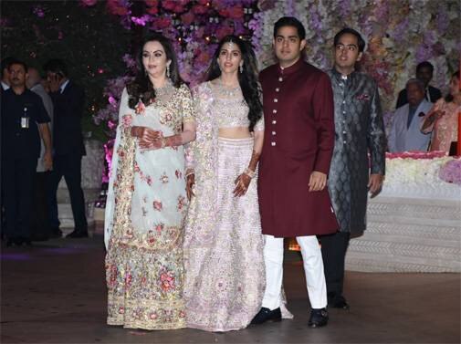 અનિલ કપૂર પણ જોવા મળ્યો હતો તો વિદ્યા બાલન પતિ સાથે આવી પહોંચી હતી. સારા અલી ખાન પણ આવી હતી. જાવેદ અખ્તર, જાવેદ જાફરી, ટાઇગર શ્રોફ ફિયાન્સી દિશા પટણી સાથે હાજર રહ્યો હતો. જ્યારે ઝહિર ખાન પત્ની સાગરિકા સાથે હાજર રહ્યાં હતા. રેખા, અર્જૂન કપૂર અને કૈલાશ ખેર પણ હાજર રહ્યાં હતા. શ્રદ્ધા કપૂર, માધુરી દિક્ષીત પતિ નેને સાથે હાજર રહી હતી.