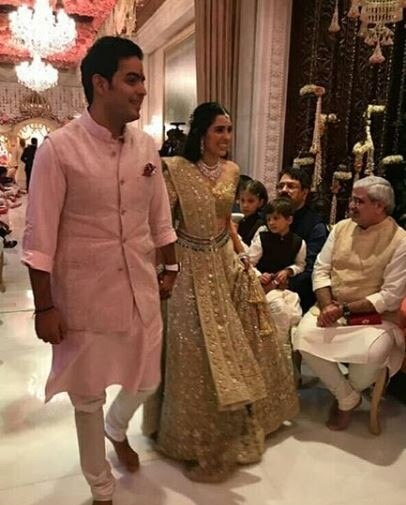 આ સગાઈમાં આકાશ અંબાણી અને શ્લોકાની સગાઇમાં સૌથી પહેલા કાકા અનિલ અંબાણી પત્ની ટીના સાથે આવ્યા હતા. ત્યારબાદ શાહરૂખ ખાન પહોંચ્યો હતો. જ્યારે શાહરૂખ ખાન, આમિર ખાન, રતન તાતા, શરદ પવાર, સચિન તેંડુલકર, કાજોલ સહિતની હસ્તીઓ પણ જોવા મળી હતી.