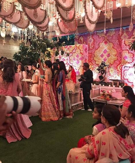 જ્યારે ઝહિર ખાન પત્ની સાગરિકા સાથે હાજર રહ્યાં હતા. રેખા, અર્જૂન કપૂર અને કૈલાશ ખેર પણ હાજર રહ્યાં હતા. શ્રદ્ધા કપૂર, માધુરી દિક્ષીત પતિ નેને સાથે હાજર રહી હતી.