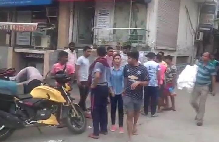  જોકે, પોલીસ શરૂઆતી તપાસમાં આત્મહત્યાનો મામલો માની રહી છે, પોલીસે આખા એરિયાને ઘેરી લીધો છે. આ 11 મૃતદેહો બુરાડીના સંત નગર ગલી નંબર 24માં ગુરુદ્વારા પાસે સ્થિત એક ઘરમાંથી મળી આવ્યા છે. 