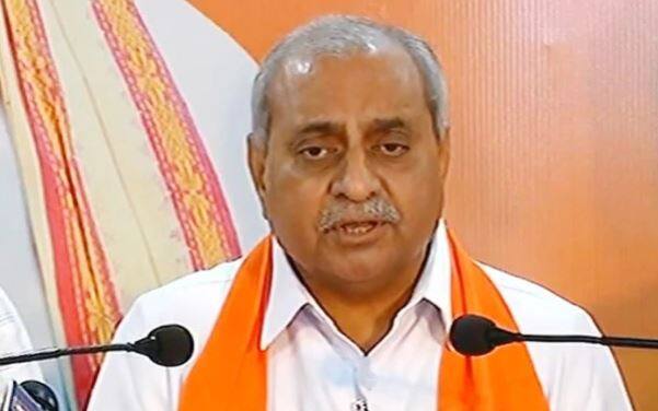 રાજ્ય સરકાર વતી નાયબ મુખ્યમંત્રી નીતિન પટેલે આ અધિકારીઓ સામે પગલાં ભરાશે તેવું કહ્યું છે. તેના કારણે આ પાંચ અધિકારીઓ કોણ અને ખરેખર તેમની સામે પગલાં ભરાશે કે નહીં તે મુદ્દો અત્યારે ચર્ચામાં છે. નીતિન પટેલે આ મામલે મુખ્યમંત્રી કાર્યાલયના મુખ્ય અગ્ર સચિવ કે. કૈલાસનાથન સાથે પણ ચર્ચા કરી હતી.