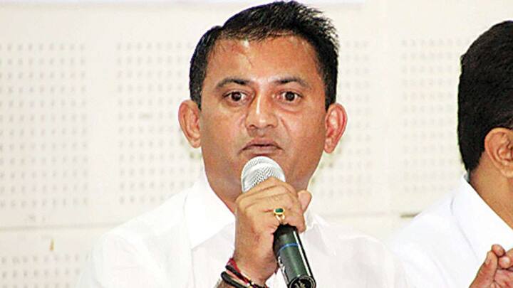 આ મુદ્દા પ્રજાને સ્પર્શતા હોવાથી પ્રજાના હિત માટે ચર્ચા કરવા વિધાનસભાનું ખાસ સત્ર બોલાવવા માંગ કરી હતી. જો કે પ્રધાનોએ જાહેરમાં નિવેદનો કરીને તે જ વખતે આ માંગ ફગાવી દીધી હતી પરંતુ તેનો સત્તાવાર લેખિત જવાબ આપવાની તસદી નહોતી લીધી. હવે છેક 27 જૂને સરકારે ધાનાણીને જવાબ આપ્યો છે.