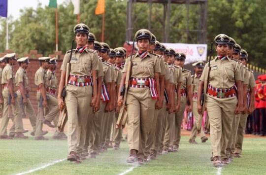 અમદાવાદઃ રાજ્યમાં પોલીસ તંત્રમાં એકાએક ધરખમ ફેરફારો કરવામાં આવ્યા છે. આ ફેરફારોમાં પીએસઆઇને પીઆઇ તરીકે બઢતી આપવામાં આવી છે, જેના કારણે પોલીસ બેડામાં ખુશીનો માહોલ છવાઇ ગયો છે. ઉલ્લેખનીય છે કે, છેલ્લા કેટલાય સમયથી એકજ પૉસ્ટને લઇને ફરજ બજાવવામાં આવી રહી હતી.