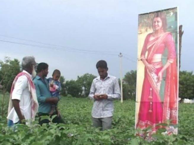 તેલંગણાની રાજધાની હૈદરાબાદથી 120 કિલોમીટર દૂર સંગારેડ્ડી જિલ્લાનાં ગોલાપલ્લી ગામમાં રહેનારા અનવરની પસંદીદા એક્ટ્રેસ કાજલ અગ્રવાલ છે. અનવરે કહ્યું કે, 'થોડા દિવસ પહેલા મે ખેતરમાં કાજલ અગ્રવાલનાં બે કટઆઉટ લગાવ્યા હતાં. પહેલાં અને અત્યારની પરિસ્થિતિમાં અંતર હું સ્પષ્ટ જોઇ શકુ છું. પહેલા પાંદડા સુકાઇ જતા હતાં અને જેનાંથી મને ખુબ નુક્શાન થતુ હતું. હવે એવું નથી.'