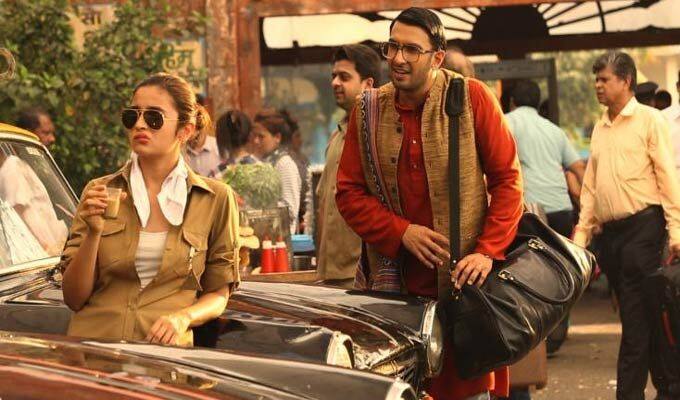 રણવીર સિંહ બીજી વખત ઝોયા અખ્તર સાથે કામ કરતા જોવા મળશે. આ ઉપરાંત, અલીયા-રણવીર ઘણી એડ્સમાં સાથે દેખાયા છે, તે પ્રથમ વખત સિલ્વર સ્ક્રીન પર સાથે જોવા મળશે. આલિયા-રણવિર સિવાય, ફિલ્મમાં ચતુર્વેદી અને કલ્કિ કોચલિન પણ જોવા મળશે. 