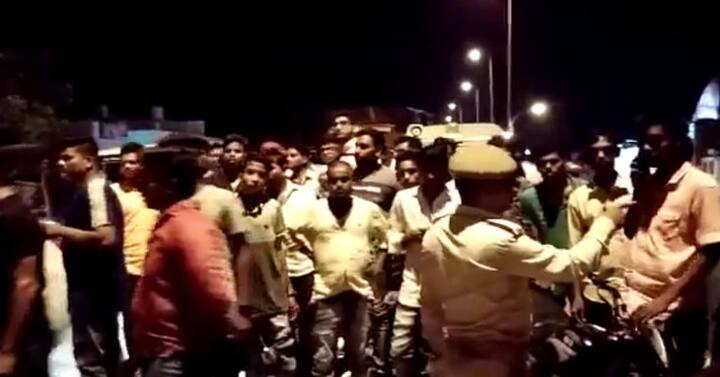  કારમાંથી ત્રણેય જણા જુદી-જુદી દિશામાં ભાગતા લોકો અસમંજસમાં પડી ગયા હતા. મૃતકોમાં પતિ સાવરમલ ભગીરથરામ શર્મા, પત્ની ગૌરીદેવી સાવરમલ શર્મા અને દીકરી રૂકમા સાવરમલ શર્મા (તમામ રહે. શ્યામ વાટિકા, ડિંડોલી)નો સમાવેશ થાય છે. ઘવાયેલા લોકોમાં નારેશ્વર પાટીલ (ઉંમર 25 વર્ષ, કડોદરા), રાજેશ કેવટ (45 વર્ષ, સુમન આવાસ, ડિંડોલી) અને અન્ય એકનો સમાવેશ થાય છે.