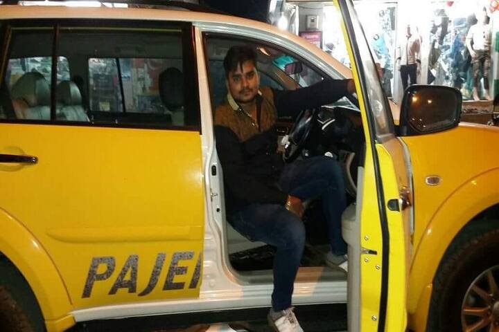  મિત્સુબિસી પજેરો ગાડીએ ઉડાવતા બાઇકના તો ફૂરચા ઉડી ગયા અને તેની સાથે ત્રણે જીવ ગુમાવ્યો હતો. ઘટના સ્થળેથી પજેરો ચાલક ફરાર થઈ ગયો હતો. ત્યારે સ્થાનિકોએ બેને સિવિલમાં દાખલ કર્યા હતા. સૂત્રોના જણાવ્યા અનુસાર પજેરો ગાડી કોઈ પોલીસ પરિવારની છે. ઘવાયેલા ત્રણમાં બેની હાલત ગંભીર હોવાની માહિતી મળી રહી છે.