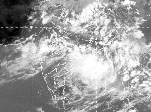 અમદાવાદ: સમગ્ર ગુજરાતમાં મેઘરાજાની બરાબરની એન્ટ્રી થઈ નથી. અલગ-અલગ જગ્યાએ છુટા છવાયા વરસાદી ઝાપટાં પડ્યા હતા જોકે દક્ષિણ ગુજરાતમાં સારો વરસાદ પડ્યો છે. વરસાદ ખેંચવવાના કારણે ખેડૂતોમાં પણ મુશ્કેલીમાં મુકાઈ ગયા છે. આ ઉપરાંત થોડા દિવસ પહેલા જ ઉમરગામમાં ધોધમાર વરસાદ ખાબક્યો હતો. 