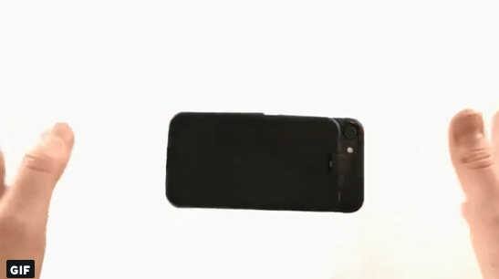 મોબાઇલ ફોનને નીચે પડવાથી તુટતો બચાવવા માટે જર્મનીના એક સ્ટૂડન્ટે મોબાઇલ એરબેગની શોધ કરી છે. ફિલિપ ફ્રેન્જેલ નામના આ વિદ્યાર્થીએ એક એવી મોબાઇલ એર બેગ બનાવી છે જેનાથી બધા પ્રકારના ફોનને બચાવી શકાય છે. જ્યારે તમારો ફોન નીચે પડશે ત્યારે આ સેન્સ કરી લેશે અને ફોનના ચાર ખુણા ખુલી જશે તેનાથી ફોન તુટતો બચી જશે.