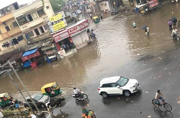 અમદાવાદ: નૈઋત્યના ચોમાસાની આતકનજરે રાહ નિહાળતા અમદાવાદના લોકોને સાંજે મેઘરાજાએ ઝલક બતાવી હતી. આખો દિવસ ગરમી અને ઉકળાટ બાદ સાંજે વરસાદ તૂટી પડ્યો હતો. સૌથી વધુ વરસાદ ઓઢવ વિસ્તારમાં એક કલાકમાં અઢી ઈંચ વરસાદ ખાબક્યો હતો. 