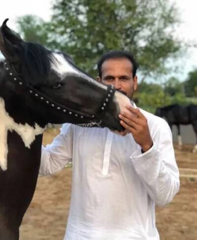 યુસુફ ઘણીવાર પોતાના ઘોડાની સાથે વાત કરવાની કોશિશ પણ કરતો જોવા મળે છે. 