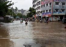 સુરતમાં વરસાદની ધમાકેદાર એન્ટ્રી સાથે પાંચ ઈંચ વરસાદ, કમરસમા ભરાયા પાણી