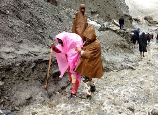 જમ્મુ-કાશ્મીરના ગાંદરબલ જિલ્લામાં અમરનાથ યાત્રાના રસ્તામાં જમીન ધસી પડતાં 5 શ્રદ્ધાળુનાં મોત નિપજ્યા છે. પોલીસે જણાવ્યું હતું કે, અમરનાથ યાત્રાના બાલતાલવાળા રસ્તા પર જમીન ધસી પડી છે જેમાં અન્ય 3 શ્રદ્ધાળુ ઘાયલ થયા છે. બાલતાલ રૂટ પર રેલપત્રી અને બ્રારીમાર્ગની વચ્ચે જમીન ધસી પડી છે.