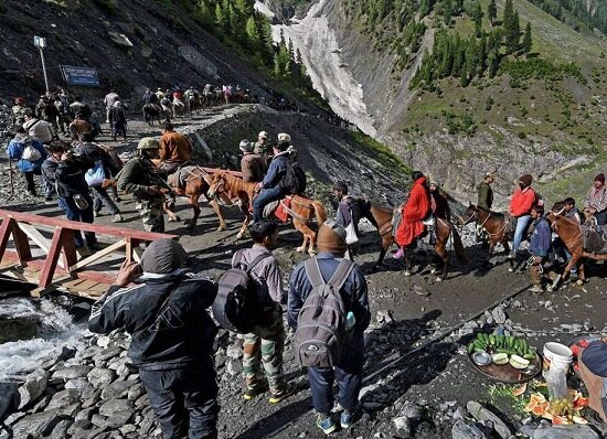 અધિકારીએ કહ્યું કે આંધ્રપ્રદેશના અનંતપોરાના રહેવાસી રાધાકૃષ્ણ શાસ્ત્રી (65)નું પણ ગુફાની નજીક સંગમમાં હૃદય રોગના હુમલાથી મોત થયું હતું. તેમણે કહ્યું કે આગળની કાયદાકીય પ્રક્રિયાઓ માટે મૃતક શ્રદ્ધાળુઓના મૃતદેહને બાલતાલ આધાર શિબિર હોસ્પિટલમાં રાખવામાં આવ્યો છે. ઉત્તરાખંડના રહેવાસી પુષ્કર જોશી સોમવારના રોજ બરાડીમાર્ગ અને રેલપથરીની વચ્ચે પહાડ પરથી પથ્થરો તૂટવાના લીધે ઘાયલ થયા હતા. મંગળવાર સવારે હોસ્પિટલમાં તેમણે શ્વાસ છોડ્યો.