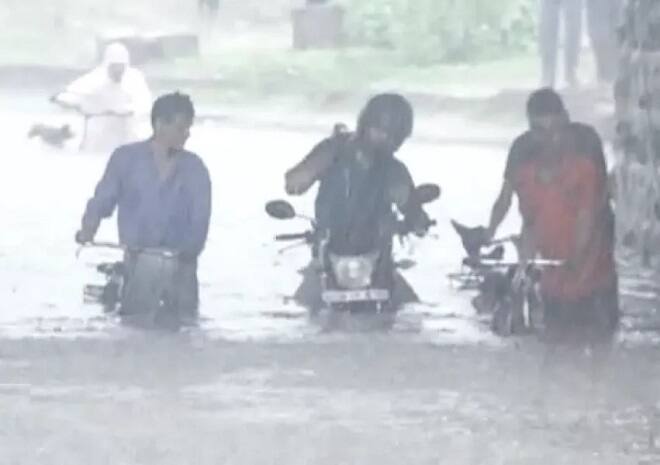 ગત સપ્તાહે હવામાન વિભાગે જાહેરાત કરી હતી કે, સમગ્ર દેશમાં ચોમાસું સામાન્ય તારીખથી 17 દિવસ પહેલાં જ બેસી ગયું છે. હવામાન વિભાગનું કહેવું છે કે, ઉત્તરાખંડ અને ઉત્તરપ્રદેશના અનેક છૂટાછવાયા વિસ્તારોમાં ભારેથી અતિભારે વરસાદ પડશે. આ ઉપરાંત પશ્વિમ બંગાળના હિમાલયન પ્રદેશો, સિક્કીમ, બિહાર, આસામ અને મેઘાલયમાં પણ અતિભારે વરસાદ પડે તેવી સંભાવના છે.