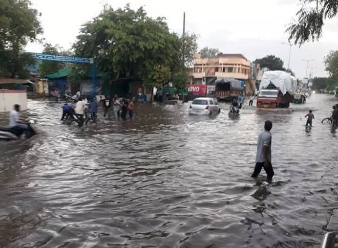 શુક્રવારે પણ ઓડિશા, કોંકણ અને ગોવા તેમજ કર્ણાટકના દરિયાઈ વિસ્તારમાં ભારે વરસાદની આઈએમડીએ આગાહી કરી છે. વિદર્ભ, છત્તીસગઢ, પશ્વિમ બંગાળના ગંગાના કિનારાના વિસ્તારો, નાગાલેન્ડ, મણિપુર, મિઝોરમ, ત્રિપુરા, ગુજરાત, મધ્ય મહારાષ્ટ્ર, મરાઠાવાડા, દરિયાઈ આંધ્રપ્રદેશ, તેલંગાણા, કર્ણાટક અને કેરળમાં ભારે વરસાદ પડી શકે છે.