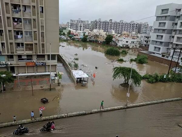 ઉલ્લેખનીય છે કે મંગળવારે દક્ષિણ ગુજરાતમાં ભારે વરસાદ ખાબક્યો હતો જેના કારણે સુરતમાં પાણી જ પાણી થઈ ગયું હતું. રસ્તા પર નદીની જેમ પાણી વહેતું થયું હતું. ભારે વરસાદના કારણે નીચાણવાળા વિસ્તારમાં પાણી ભરાઈ ગયા હતાં. જેના કારણે લોકોને મુશ્કેલીનો સામનો કરવો પડ્યો હતો. 