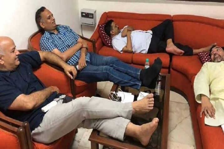 આમ એલજી અને દિલ્હી સરકારની લડાઇ હાઇકોર્ટમાં ગઇ અને હવે સુપ્રીમ કોર્ટમાં ચાલી રહી છે. જેને લઇને આજે મોટો નિર્ણય આવી શકે છે.