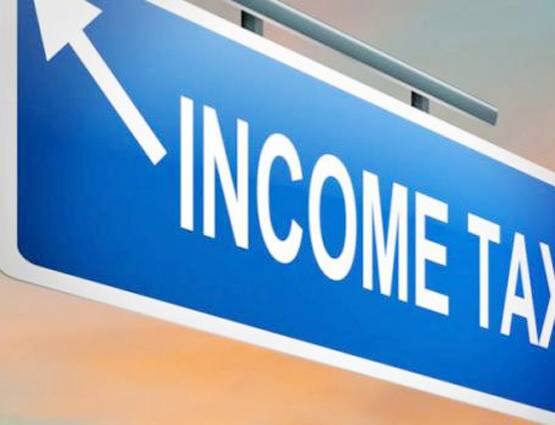 જો તમારી આવક વાર્ષિક 2.5 લાખ રૂપિયાથી વધુ છે તો તમારે આઇટીઆર ફાઇલ કરવી અનિવાર્ય છે. નાણાકીય વર્ષ 2017-18 માટે ટેક્સ સ્લેબ નક્કી છે. જેમાં જો તમારી ટેક્સબેલ આવક 2.5 લાખથી 5 લાખ રૂપિયા વચ્ચે આવે છે તો તમારે 5 ટકા ટેક્સ આપવો પડશે.. જો તમારી વાર્ષિક આવક પાંચ લાખથી 10 લાખ સુધીની છે તો તમારે 20 ટકા ટેક્સ આપવો પડશે. અને જો તમારી આવક 10 લાખથી વધુ છે તો તમારે 30 ટકા ટેક્સ આપવો પડશે. 