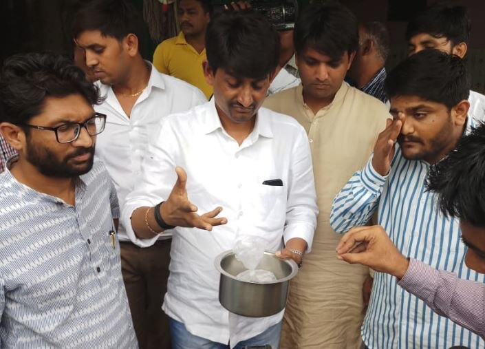 નોંધનીય છે કે ગઈકાલે દેશી દારૂ પીવાના કારણે ચાર લોકોની તબીયત લથડી હતી. તેમની સારવાર માટે સોલા સીવીલમાં દાખલ કરવામાં આવ્યા હતા. તેમણે કબૂલ્યુ હતું કે તેમણે સોલામાંથી દેશી દારૂ પીધો હતો. આ તમામ દર્દીઓના મેડિકલ રિપોર્ટમાં ખુલાસો થયો હતો કે તેમના લોહીમાંથી મિથાઈલ મળી આવ્યું હતું.