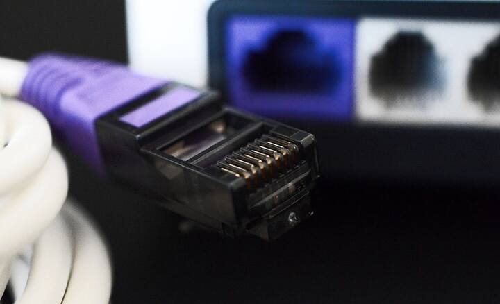 કંપનીએ કહ્યું કે, હવે MBPSના દિવસો ગયા હવે અમારી પાસે GBPS છે. બીજું ફિચર્સ સેટ ટોપ બોક્સ છે. અમે કોલિંગ ફિચર્સ પણ આપ્યું છે. હવે જિયો ટીવી યુઝર્સ બીજા જિયો ટીવી યુઝર્સને વીડિયો કોલિંગ પણ કરી શકશે. આ ઉપરાંત તેમાં હેલ્થ કંસ્લ્ટેસીમાં મદદ મળશે. જિયો એન્જિનિયર્સ આ સર્વિસને તમારા ઘરે માત્ર એક કલાકમાં સેટઅપ કરી શકે છે.