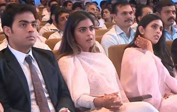 તેમજ આકાશે જિયોની મહત્વકાંક્ષી યોજના જિયો ગીગા ફાઇબર અને જિયો ડિટીએચનું ઉદ્ઘાટન કર્યું હતું. રિલાયન્સ જિયોને હાલ બંન ભાઈ-બહેન મળીને સંભાળી રહ્યા છે.