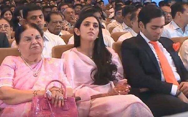 ઉલ્લેખનીય છે કે જિયોએ બે જ વર્ષમાં 20 કરોડ ગ્રાહક મેળવી દેશની ટેલિકોમ ઇન્ડસ્ટ્રીમાં રહેલા જૂની કંપનીઓને પછાડી દીધી છે. જિયોની એગ્રેસિવ માર્કેટિંગ સ્ટ્રેટેજી અને કંપની સાથેની તીવ્ર ગળાકાપ સ્પર્ધાને પગલે કેટલીક મોબાઈલ સેવા આપતી કંપનીઓ બંધ થઈ ગઈ છે તો આઈડિયા અને વોડોફોને અસ્તિત્વ ટાકવી રાખવા મર્જરનો નિર્ણય કર્યો છે.