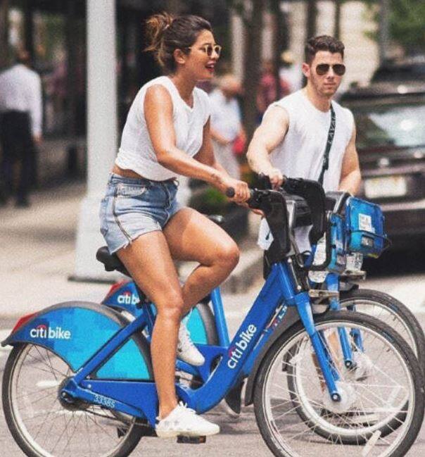 પ્રિયંકા ચોપરાન્યૂ યોર્કમાં નિક જોનાસ સાથે સમય પસાર કરી રહી છે. નિકના મિત્રો અને પ્રિયજનો સાથે તે ન્યૂ યોર્કની શેરીઓમાં સાયકલ ચલાવતા દેખાઈ હતી.