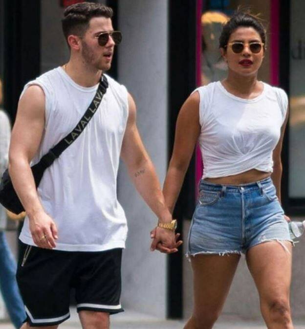 પ્રિયંકાએ બ્લુ ડેનિમ શોર્ટ્સ અને વ્હાઇટ ટોપ પહેર્યું હતું. તે જ સમયે, નિકે બ્લેક શૉર્ટ્સ અને સફેદ ટી શર્ટમાં પહેર્યું હતું.