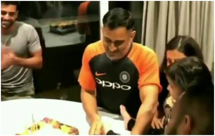 રાંચી: ભારતીય ક્રિકેટ ટીમના પૂર્વ કેપ્ટન એમ એસ ધોનીએ પોતાના 37મો જન્મદિવસની ટીમ ઇન્ડિયા અને તેની પત્ની તથા પુત્રી સાથે ઉજવણી કરી હતી. એક સમયે કેપ્ટન કૂલ તરીકે ઓળખાતો ધોની આજે પોતાનો 37મો જન્મદિવસ ઉજવી રહ્યો છે. 