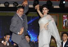 અક્ષય કુમાર સાથે સ્ટેજ પર ધમાકેદાર ડાન્સ કરતી જોવા મળી \'નાગિન\' મૌની રોય, જુઓ તસવીરો