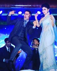 અક્ષય કુમાર સાથે સ્ટેજ પર ધમાકેદાર ડાન્સ કરતી જોવા મળી \'નાગિન\' મૌની રોય, જુઓ તસવીરો