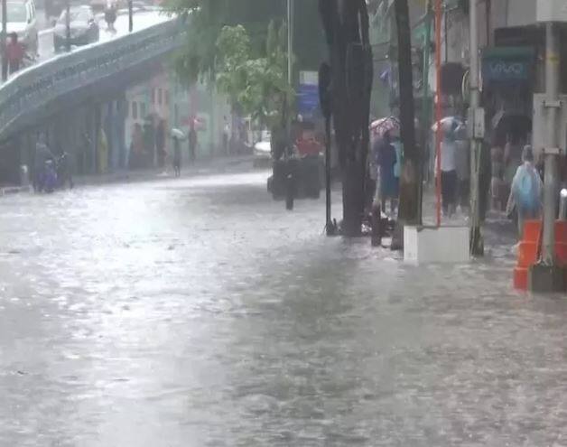 શનિવારે સાંજે સુરતમાં ત્રણ કલાકમાં બે ઇંચ વરસાદ ખાબક્યો હોવાની માહિતી મળી હતી. આ સાથે આસપાસના વિસ્તારોમાં 1થી 2 ઇંચ વરસાદ પડ્યો હોવાની માહિતી મળી રહી છે.