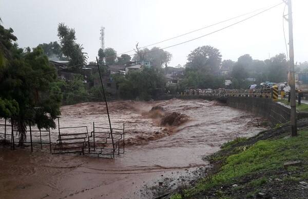 ડાંગ જિલ્લાના વઘઈમાં 10 ઈંચ, સુબીરમાં 8 ઈંચ, આહવામાં 7 ઈંચ, સાપુતારામાં 5 ઈંચ, વાલોડમાં 1 ઈંચ, ડોલવણમાં 3 ઈંચ, વ્યારામાં 3 ઈંચ સહિત સમગ્ર જગ્યાએ ધોધમાર વરસાદ ખાબક્યો હતો. ઉપરવાસમાં પડી રહેલા ભારે વરસાદને કારણે તાપી જિલ્લામાં આવેલો ડોસવાડા ડેમ પણ ઓવરફ્લો થઈ જતાં ડેમની સપાટી 123.44 ફૂટ નોંધાઈ હતી. ભારે વરસાદને કારણે ગણદેવીના કાંઠા વિસ્તારના 26 જેટલા ગામોને એલર્ટ કરવામાં આવ્યા છે.