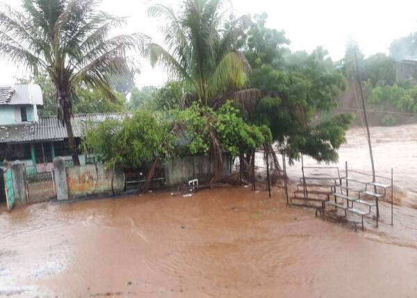 દમણગંગા નદીમાં પણ વરસાદના પાણીની આવક વધતાં મધુબન ડેમના દરવાજા ખોલી દેવાની ફરજ પડી છે. ડેમમાં 36 હજાર ક્યૂસેક ઈનફ્લો નોંધાવા માંડ્યો છે. ભારે વરસાદને લીધે તાપી, નવસારી અને ડાંગ જિલ્લામાં જનજીવનને અસર પહોંચી છે. ડાંગમાં સંખ્યાબંધ સ્થળે નીચા પુલ પાણીમાં ગરકાવ થઈ જતાં ગામડાઓનો સંપર્ક તૂટી ગયો છે. તાપી જિલ્લાના સોનગઢ તાલુકામાં 2006 બાદ 2018માં મેઘરાજાએ તોફાની બેટિંગ કરી હતી. 