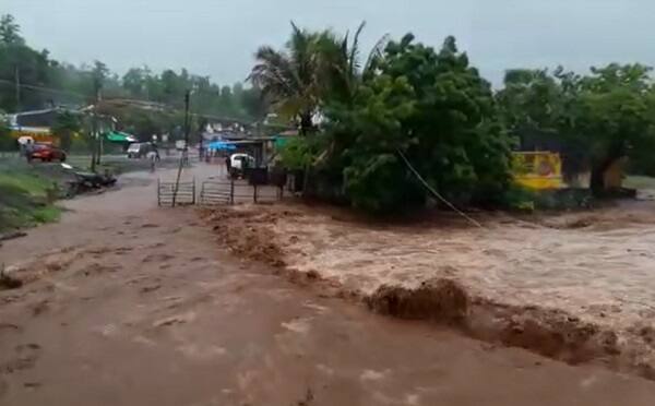 ઉપરવાસમાં ધોધમાર વરસાદને પગલે સેલવાસના મધુબન ડેમમાં પાણીની આવક વધતા ડેમમાંથી એક લાખ ક્યુસેક પાણી દમણ ગંગા નદીમાં છોડવાનું શરૂ કરાયું છે. જેના કારણે નદી કિનારે આવેલા ગામોમાં એલર્ટ જાહેર કરવામાં આવ્યા છે. 