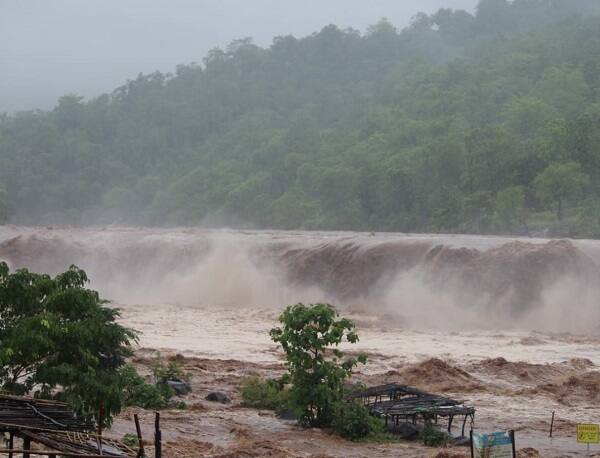 ગુજરાતમાં મેઘો મહેરબાન થતાં છેલ્લા કેટલાક દિવસથી વરસાદ વરસી રહ્યો છે. મેઘરાજાની મહેરથી પ્રજાજનોની સાથે ખેડૂતો પણ ખુશખુશાલ થઇ ગયા છે. દક્ષિણ ગુજરાતમાં ખાસ કરીને સુરત, વલસાડ, ડાંગ, સોનગઢ સહિતના ક્ષેત્રોમાં ભારે વરસાદ પડતા ઠેર ઠેર પાણી ભરાઇ ગયા છે. રાજ્યના 21 જિલ્લાનાં 86 તાલુકામાં વરસાદ પડ્યો છે.
