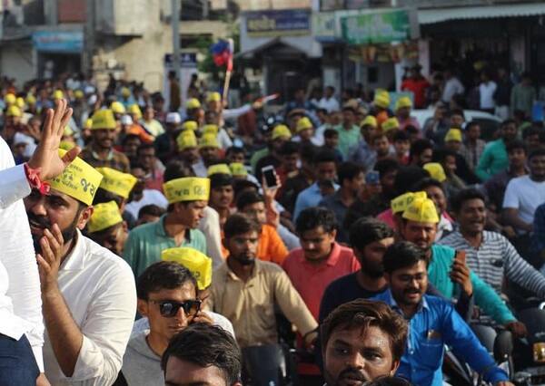 અમદાવાદ: પાટીદાર આંદોલનને ફરીથી શરૂ કરવાના હેતુથી પાસ દ્વારા શહીદ યાત્રા કાઢવામાં આવી છે. પાટીદાર શહીદ યાત્રા ગઈકાલે જ અમદાવાદ જિલ્લામાં પ્રવેશી ચૂકી છે. આ રેલીને અમદાવાદ જિલ્લા પોલીસ તેમજ અમદાવાદ શહેર પોલીસ દ્વારા મંજૂરી આપવામાં આવી છે. જેથી પોલીસ સુરક્ષાની વચ્ચે જ શહીદ યાત્રા કાઢવામાં આવશે તેવી પાસ સંગઠન મંત્રી દિલીપ સાબવાએ જણાવ્યું હતું. મહત્વની વાત એ છે કે પાટીદાર આગેવાન હાર્દિક પટેલ સાંજે 6 વાગે નિકોલ ખાતે આવશે અને શહીદ યાત્રામાં જોડાશે.