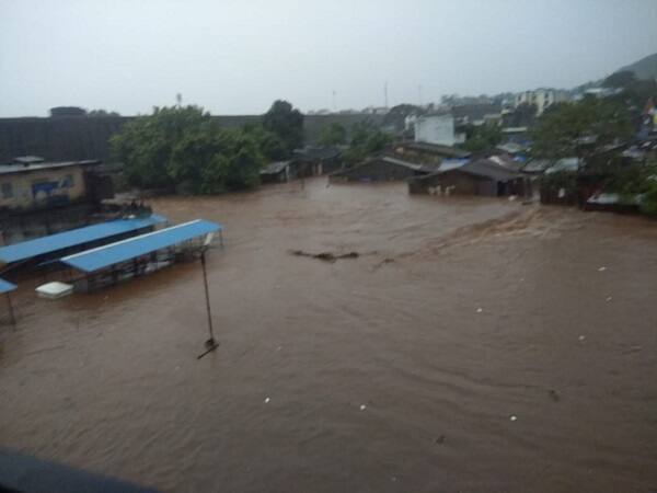 વાવણીલાયક વરસાદ થતાં ખેડૂતોમાં ખુશીનો માહોલ છવાયો છે. વલસાડ જિલ્લામાં પણ ઉમરગામ પારડી વાપીના દરિયાઈ વિસ્તારોમાં ભારે વરસાદ પડ્યો હતો. વલસાડ જિલ્લામાં છેલ્લા 36 કલાકથી ભારે વરસાદ વરસી રહ્યો છે.