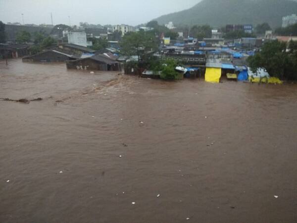 વલસાડ જિલ્લાના પારડી, વાપી ધરમપુર અને ઉમરગામમાં મેઘાએ તોફાની બેટિંગ કરી હતી. પવન સાથે વરસાદ પડતા વાતાવરણમાં ઠંડક પ્રસરી ગઈ છે. આજે પણ વહેલી સવારથી જ તમામ વિસ્તારોમાં વરસાદી માહોલ છવાયો છે અને વાપી પંથકમાં વરસાદી ઝાપટા બાદ ઝરમર વરસાદ વરસી રહ્યો છે.