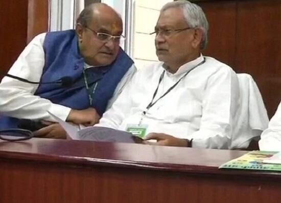 નવી દિલ્હીઃ બિહારમાં સીટોની વ્હેંચણીને લઈને ચાલી રહેલી ખેંચતાણ પૂર્ણ થતી હોય તેવું લાગી રહ્યું છે. રવિવારે નવી દિલ્હીમાં JDUની રાષ્ટ્રીય કાર્યકારિણીની બેઠક મળી હતી. સૂત્રો પ્રમાણે 2019માં ભાજપ-JDU વચ્ચે ગઠબંધન યથાવત્ રહેશે તેમ બિહારના મુખ્યમંત્રીએ કહ્યું છે. જોકે બેઠકની વહેંચણીને લઈને હજુ મડાગાંઠ યથાવત જ છે.