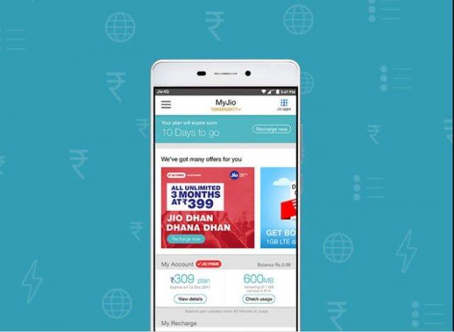  જો તમે Jio ફોન લેવા માગો છો તો તમારે થોડી રાહ જોવી પડશે. આગામી મહિના 15 ઓગસ્ટે આ ફોન બુકિંગ માટે ઉપલબ્ધ કરાવાશે. તેનું બુકિંગ તમારા ફોનમાં રહેલી My Jio App દ્વારા અથવા પછી Jioની ઓફિશિયલ વેબસાઈટ www.jio.com પર જઈને કરાવી શકો છો.